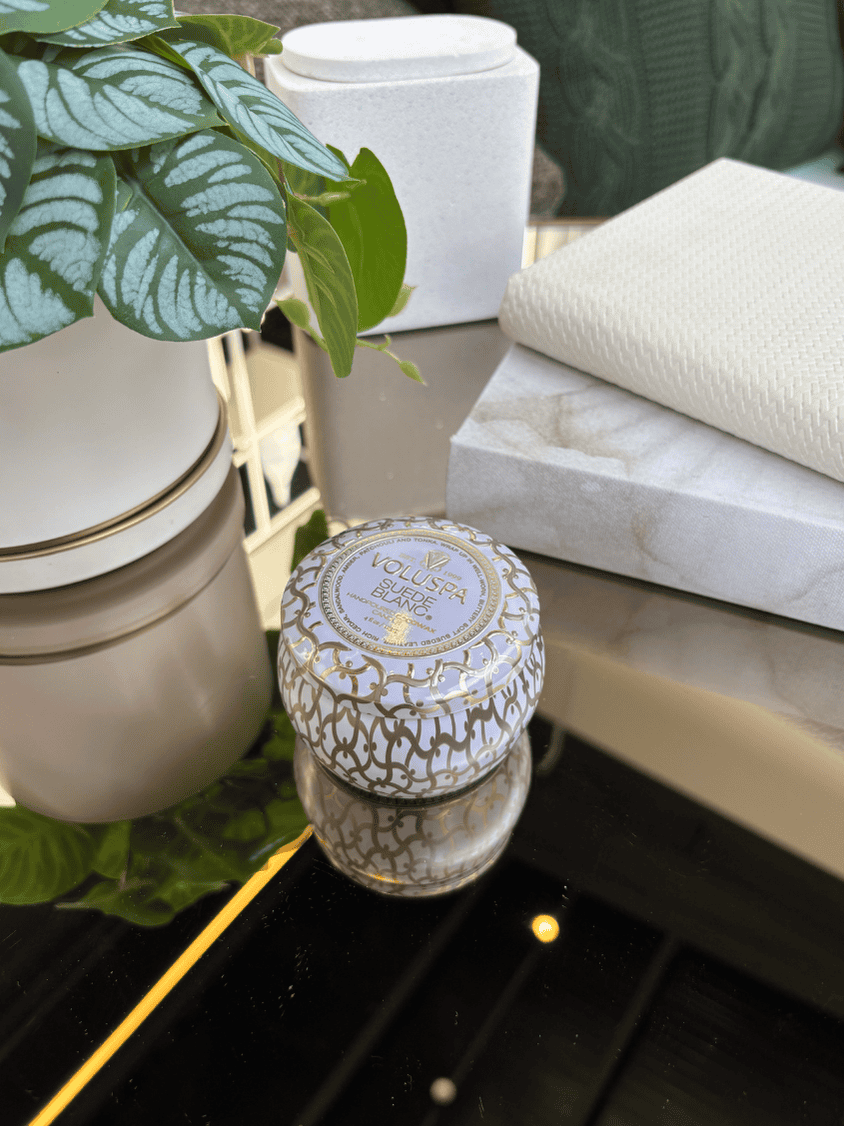 Mini Vela Voluspa Lata 25H Suede Blanc