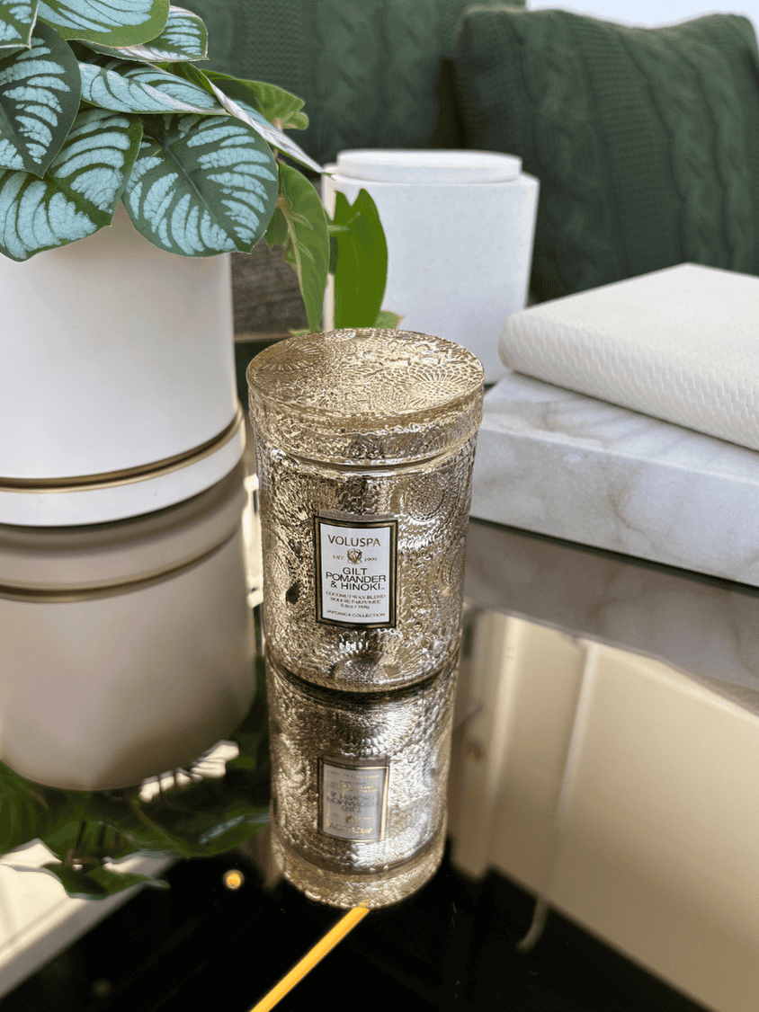 Mini Vela Voluspa Vidro 50H Gilt Pomander e Hinoki