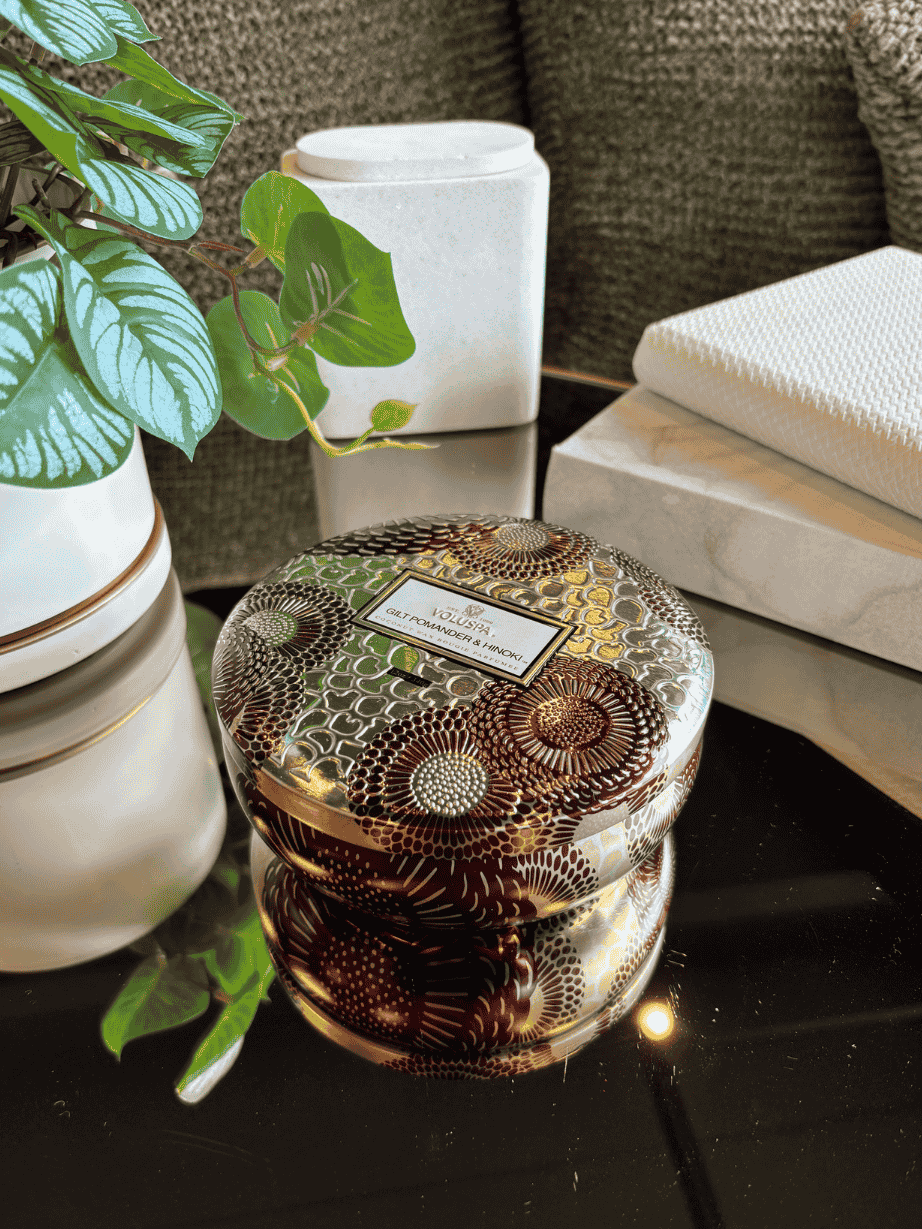 Vela Voluspa Lata 3 Pavios 60H Gilt Pomander e Hinok