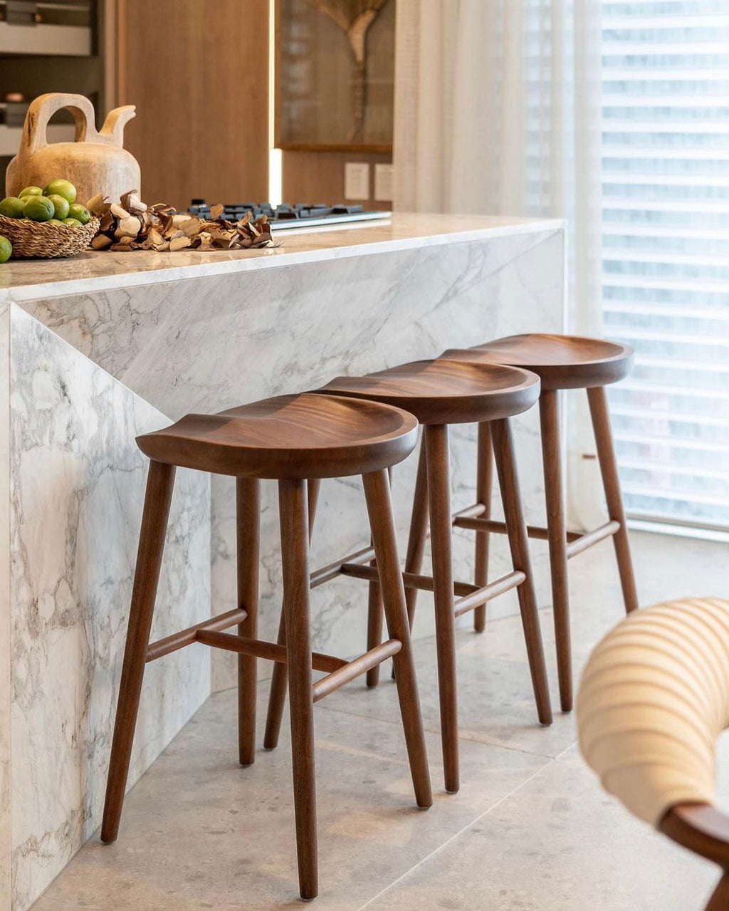 Banqueta Samba em Madeira Maciça - Zimmdesign Móveis e Decorações